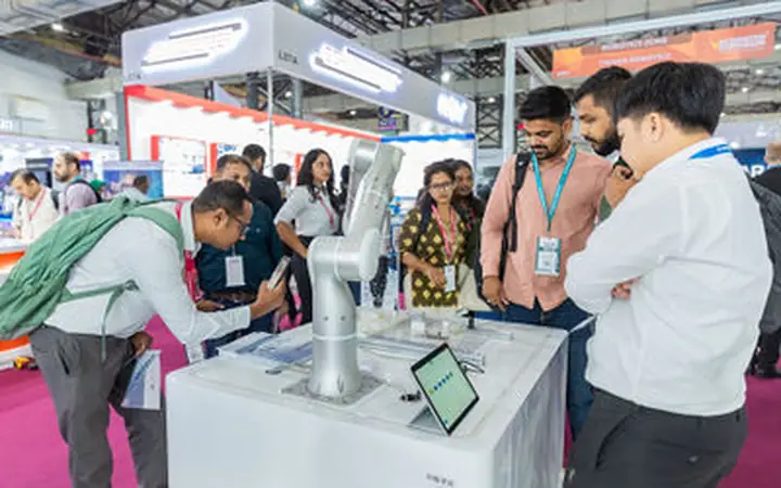 Trade Show Photographer Mumbai Mumbai Photography Exhibition representative assisting a prospective buyer